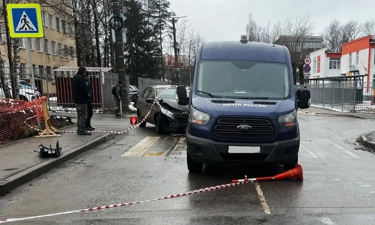 На улице Павла Левитта столкнулись «Лада Гранта» и «Форд Транзит».