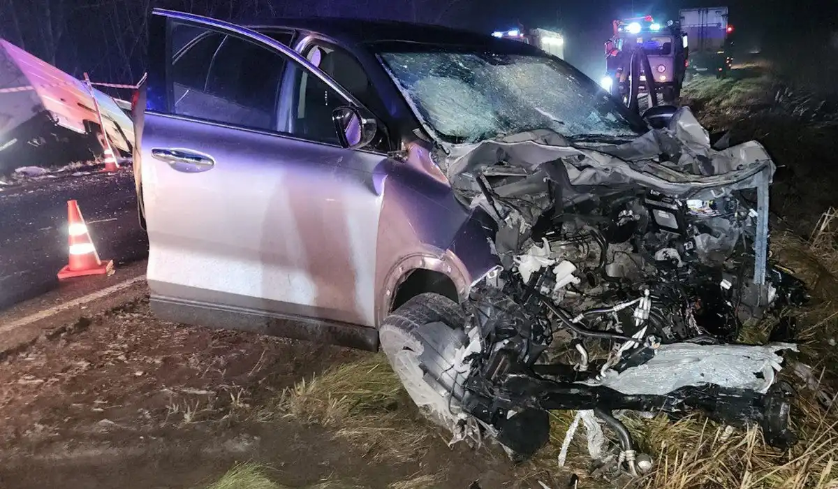 Водителя и пассажира «Кии» медики осмотрели на месте происшествия.