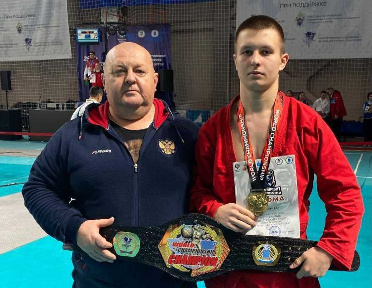 Лев Трофимов выступал среди юниоров 18-20 лет в весе 70 кг.