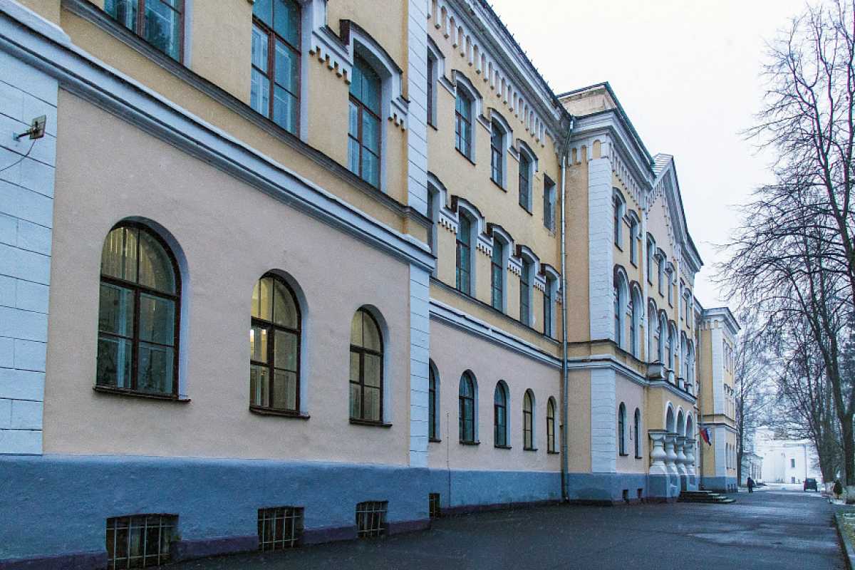 Абитуриентам из Новгородской, Московской областей, Республики Татарстан, Санкт-Петербурга и Ленинградской области рассказали о возможности по окончании учёбы получить сразу четыре диплома.