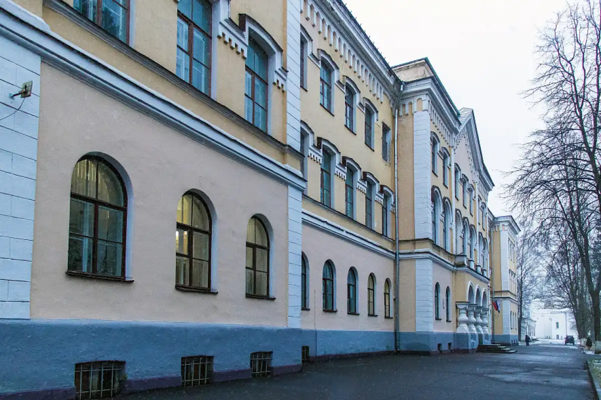 Абитуриентам из Новгородской, Московской областей, Республики Татарстан, Санкт-Петербурга и Ленинградской области рассказали о возможности по окончании учёбы получить сразу четыре диплома.