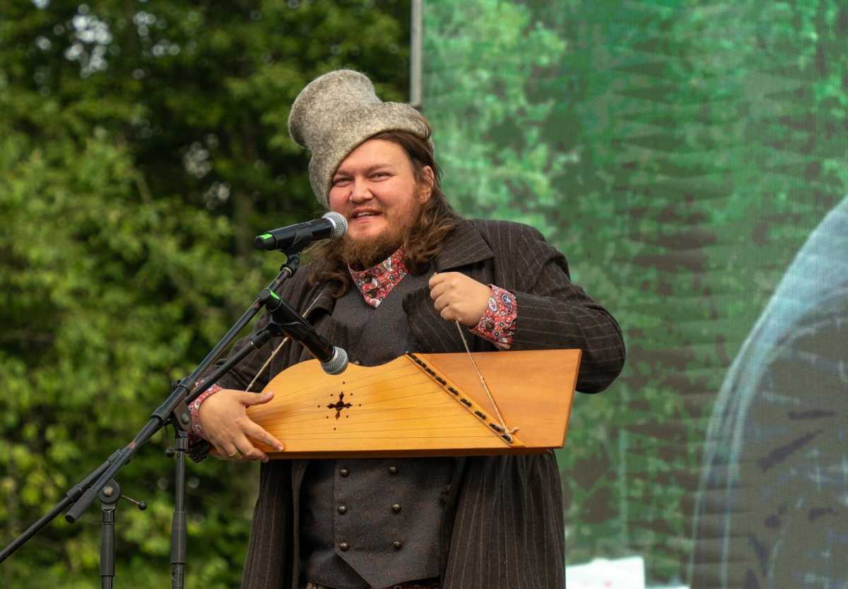 Антон Вакуров является мультиинструменталистом и умеет играть на гуслях.