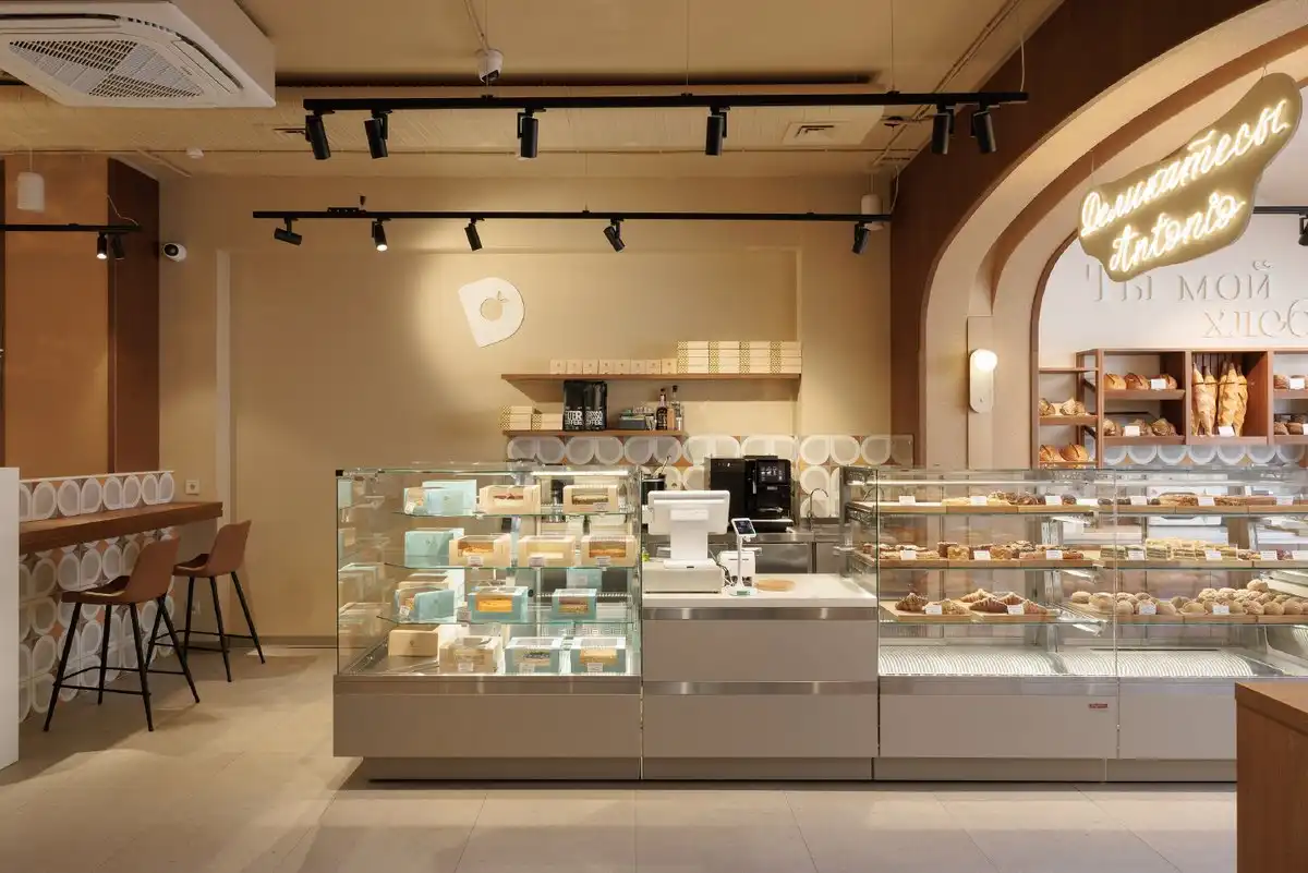 В интерьере «Dеликатесов» соединили образ итальянского кафе с культурным кодом купеческих Боровичей.