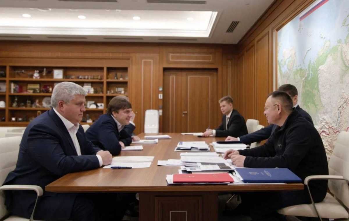 Также на встрече рассмотрели ход строительства социальных объектов в Новгородской области.