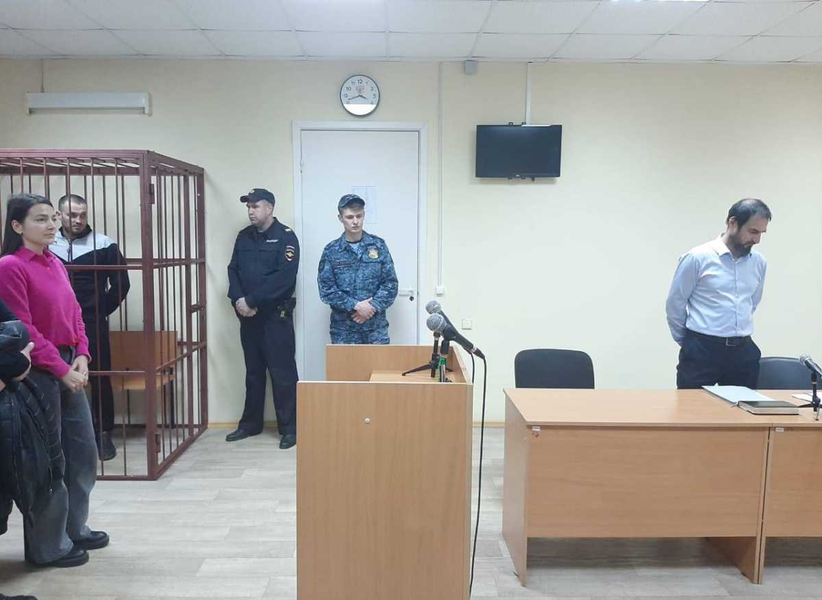 По ходатайству следователя и решению суда его заключили под стражу.