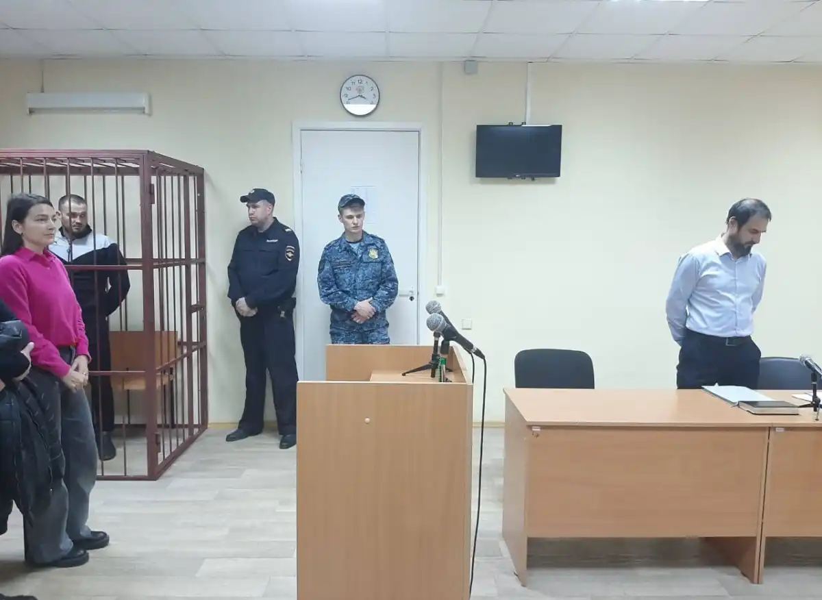 По ходатайству следователя и решению суда его заключили под стражу.