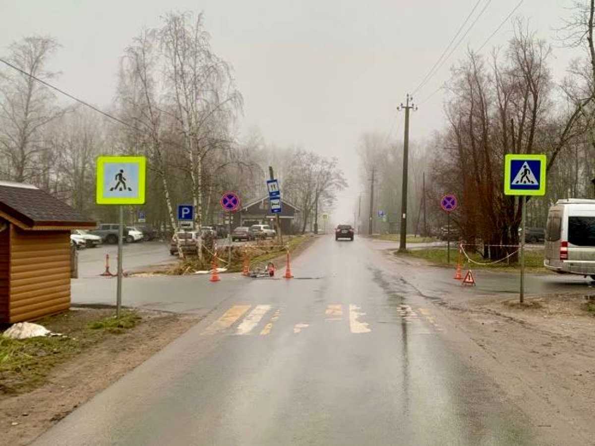 Велосипедист с телесными повреждениями доставлен бригадой скорой медицинской помощи в Новгородскую областную клиническую больницу.