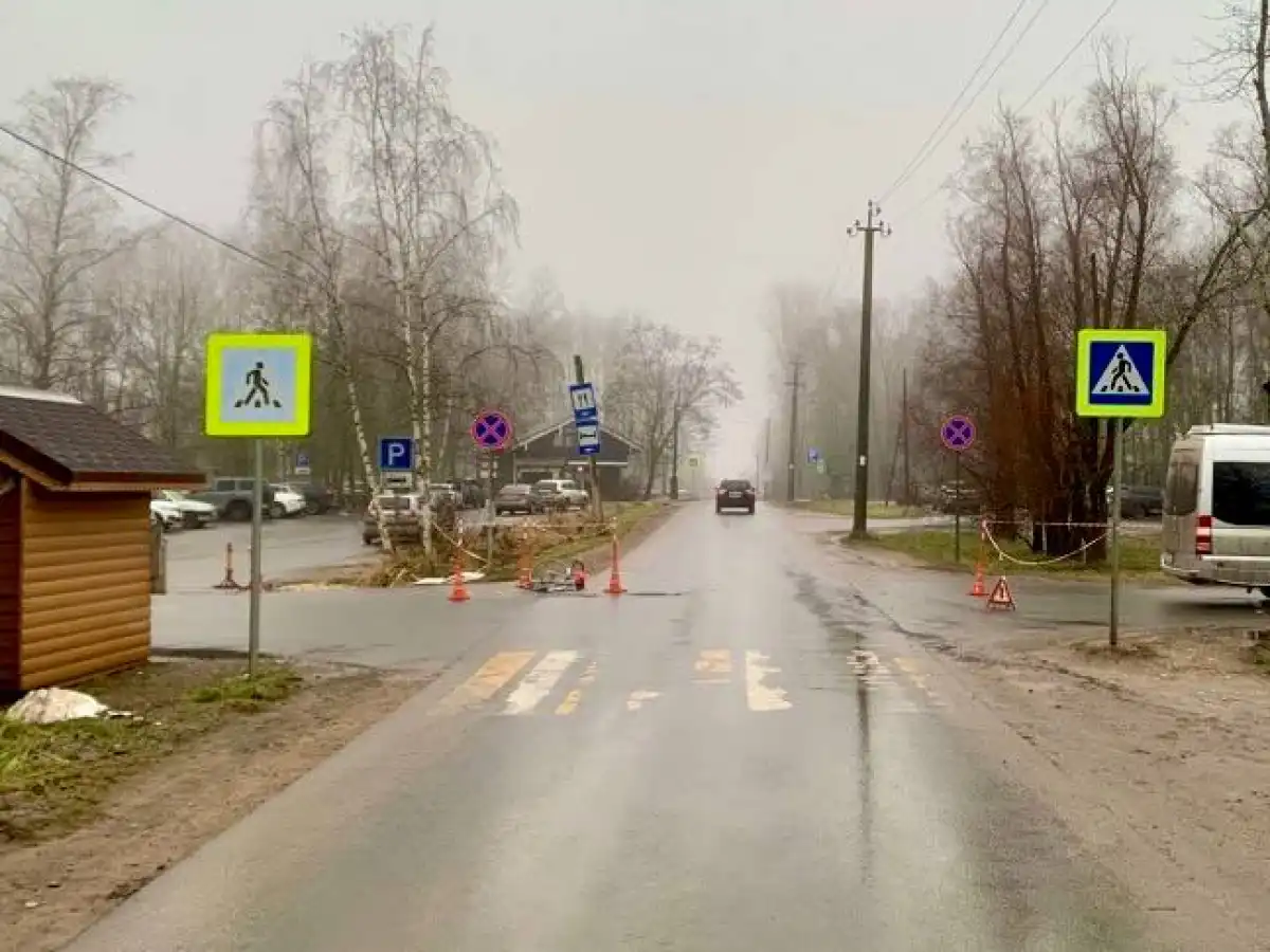 Велосипедист с телесными повреждениями доставлен бригадой скорой медицинской помощи в Новгородскую областную клиническую больницу.