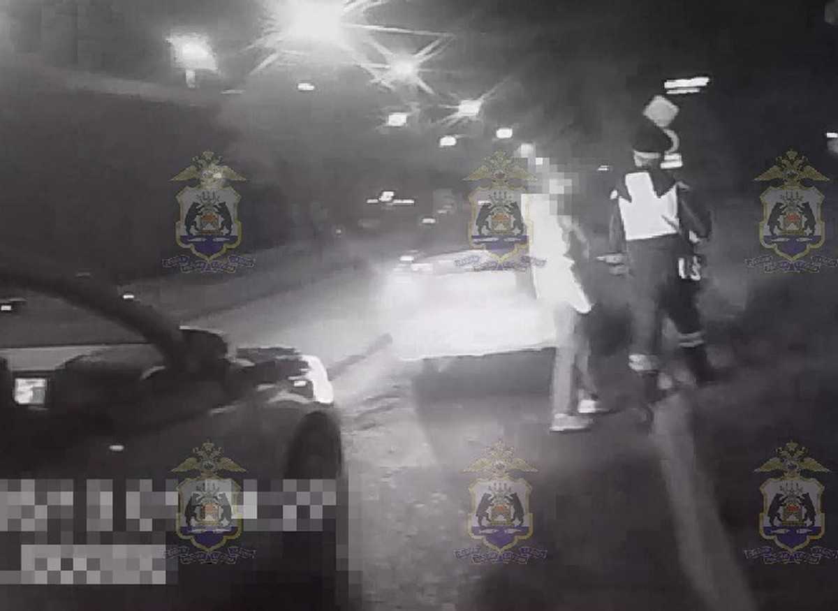 Пассажирка иномарки пыталась дать сотруднику ДПС 5-тысячную купюру. Это зафиксировал видеорегистратор.