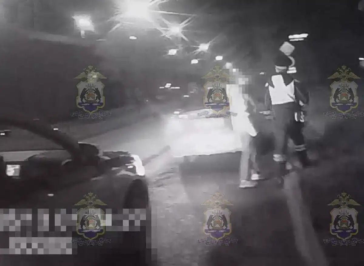 Пассажирка иномарки пыталась дать сотруднику ДПС 5-тысячную купюру. Это зафиксировал видеорегистратор.