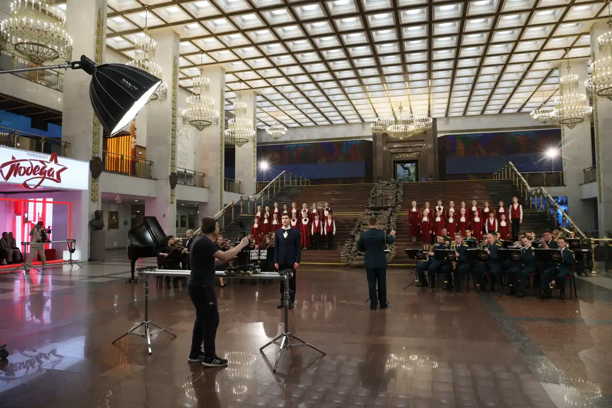 Съёмки клипа прошли в залах Музея Победы на Поклонной горе.