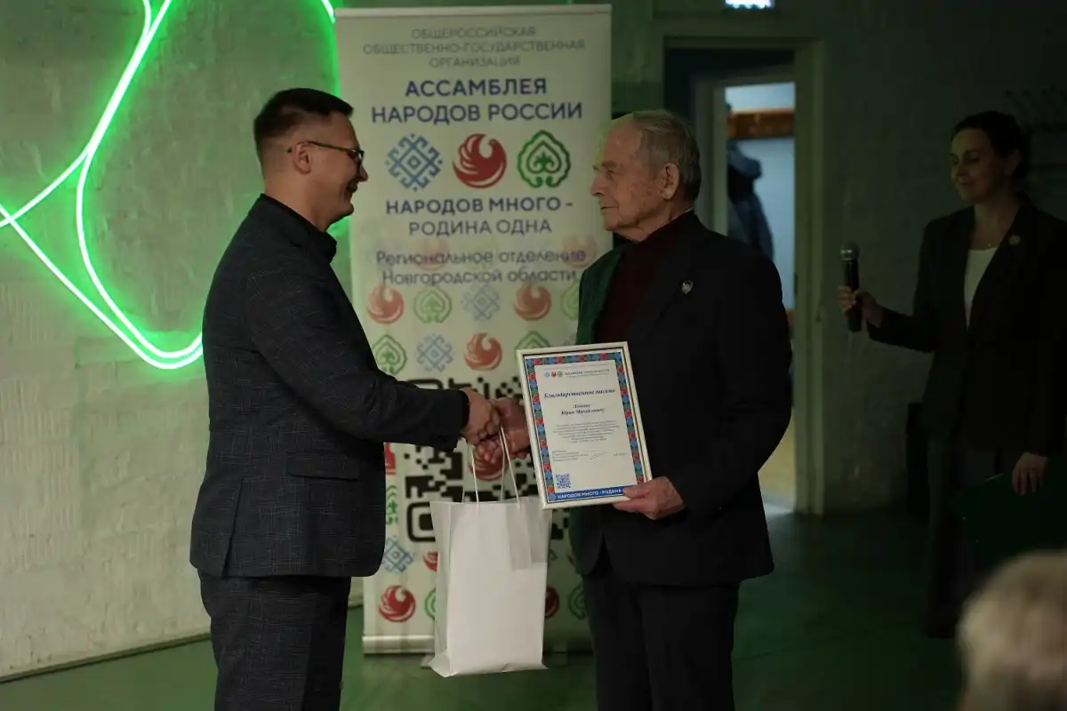 Участникам специальной военной операции и ветеранам боевых действий вручили благодарственные письма и памятные подарки.