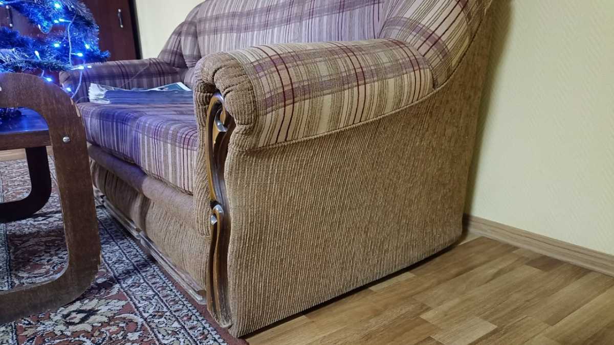 Должник выбрал диван для своего срочного укрытия от нежданных гостей.