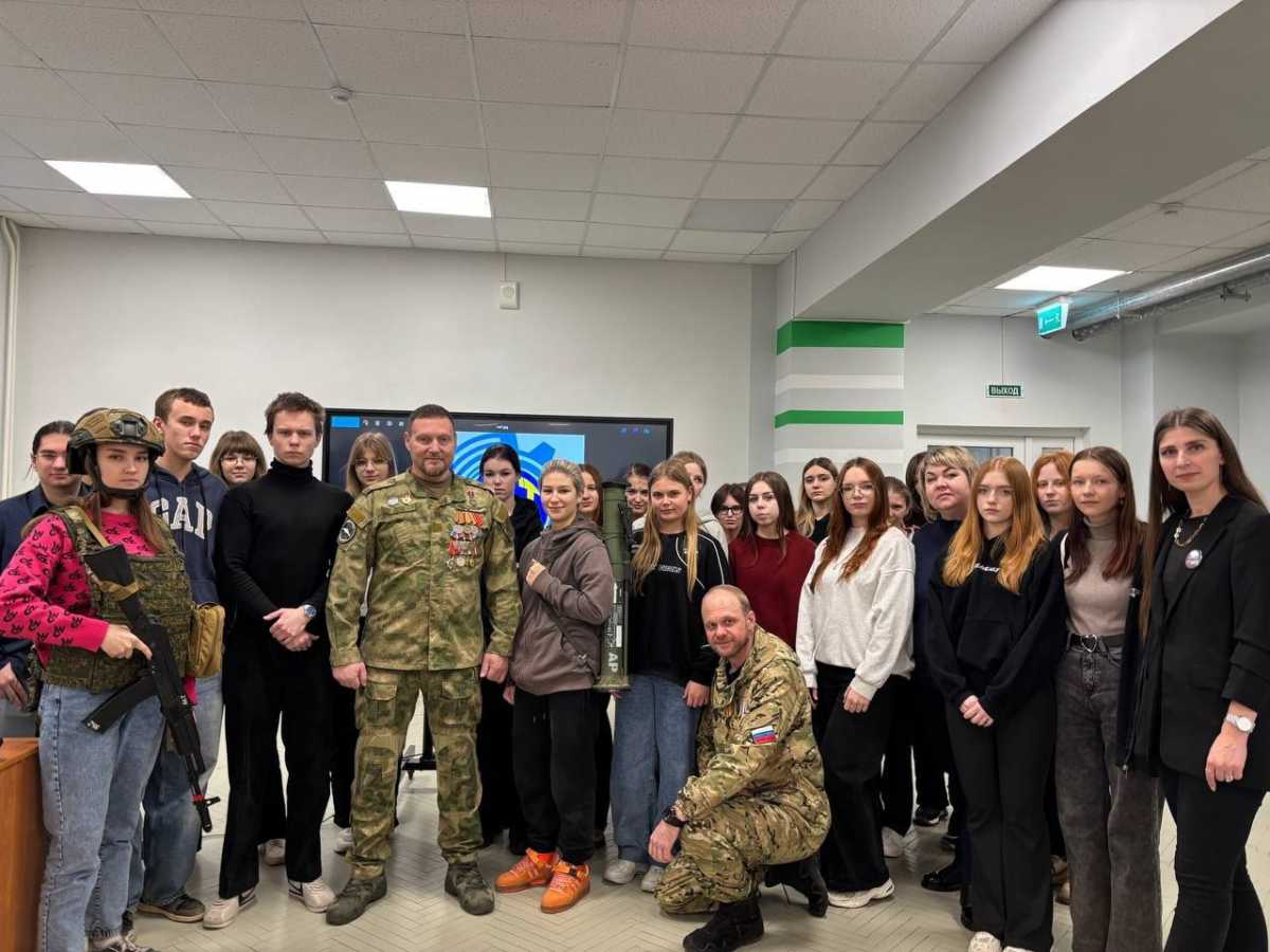 Студенты смогли примерить военную экипировку.