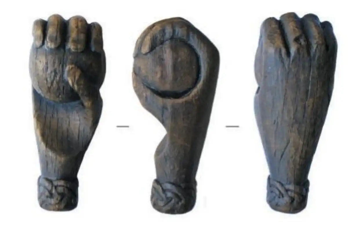 Загадочные деревянные руки бывают и правыми, и левыми.