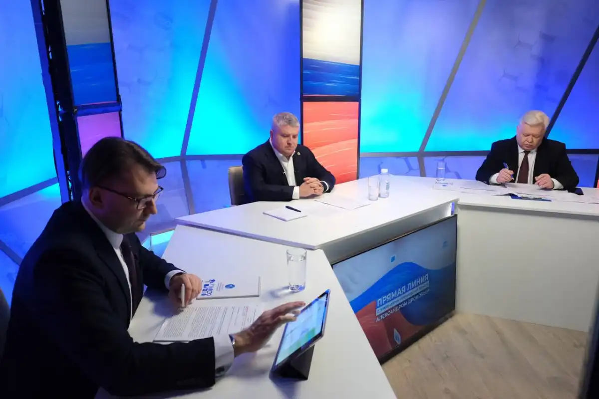 Александр Дронов предложил жительнице Валдая Валентине Ивановой обсудить работу регионального оператора по обращению с ТКО на встрече с жителями.