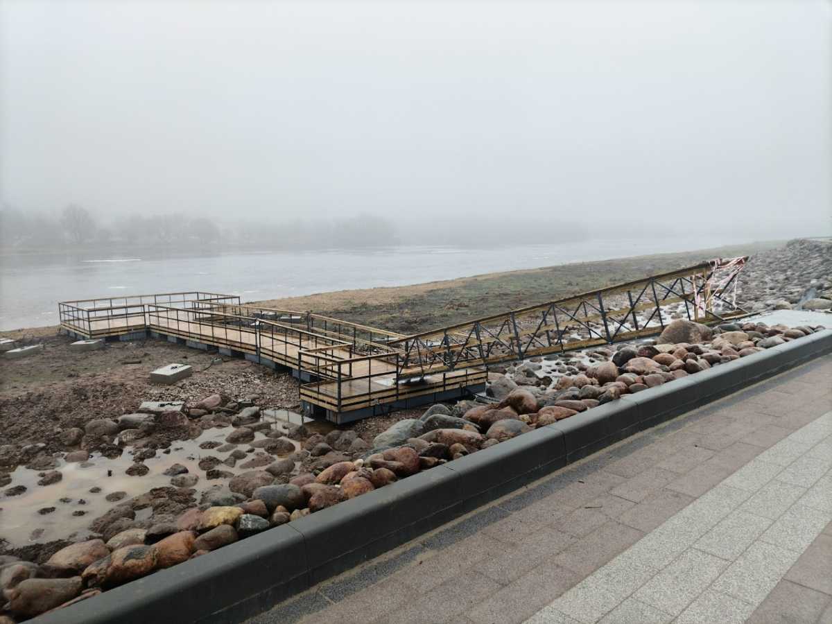 Сейчас набережная построена, корпус полупроводников активно строится.