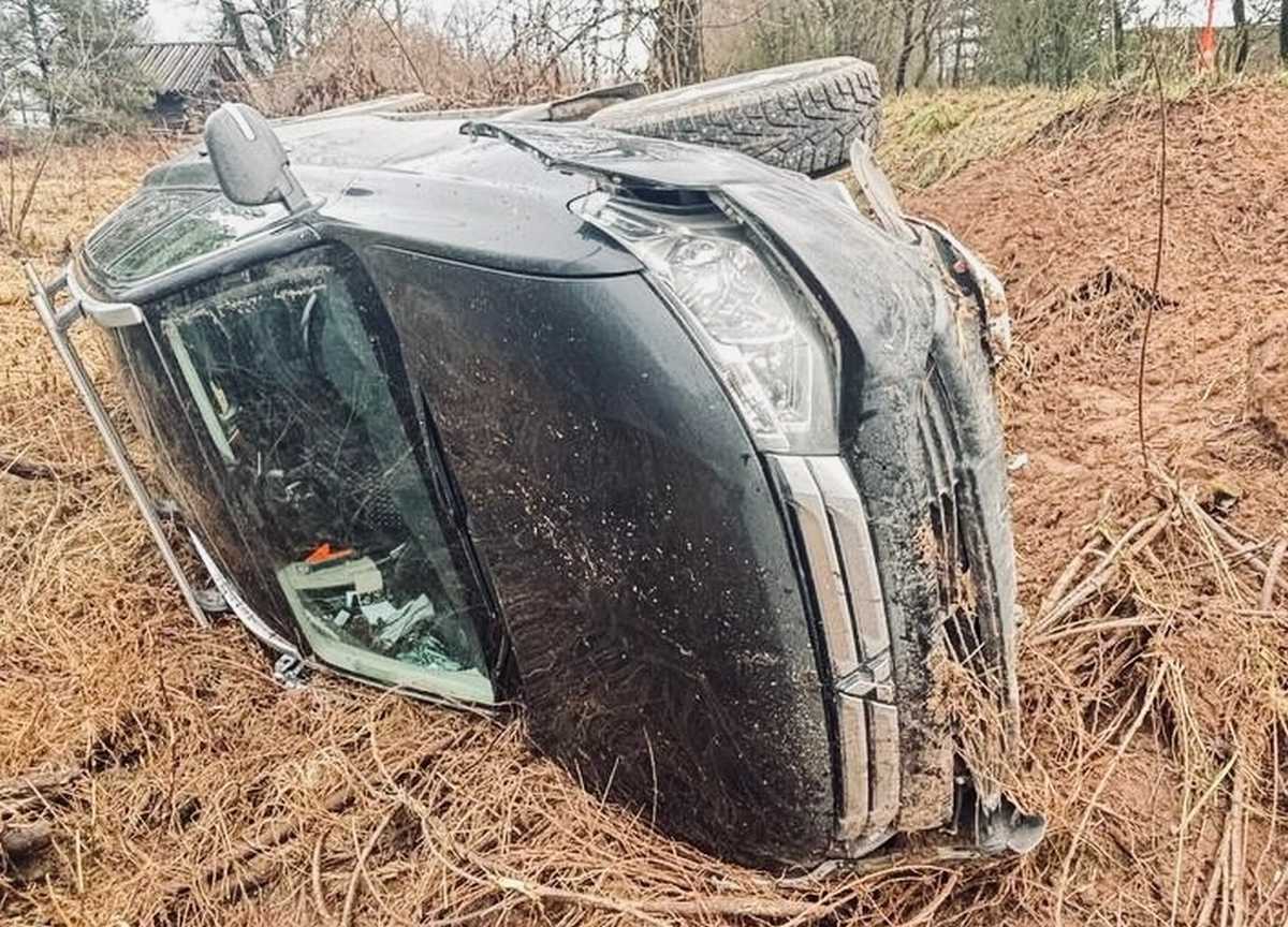 Иномарка врезалась в дорожный знак и перевернулась.