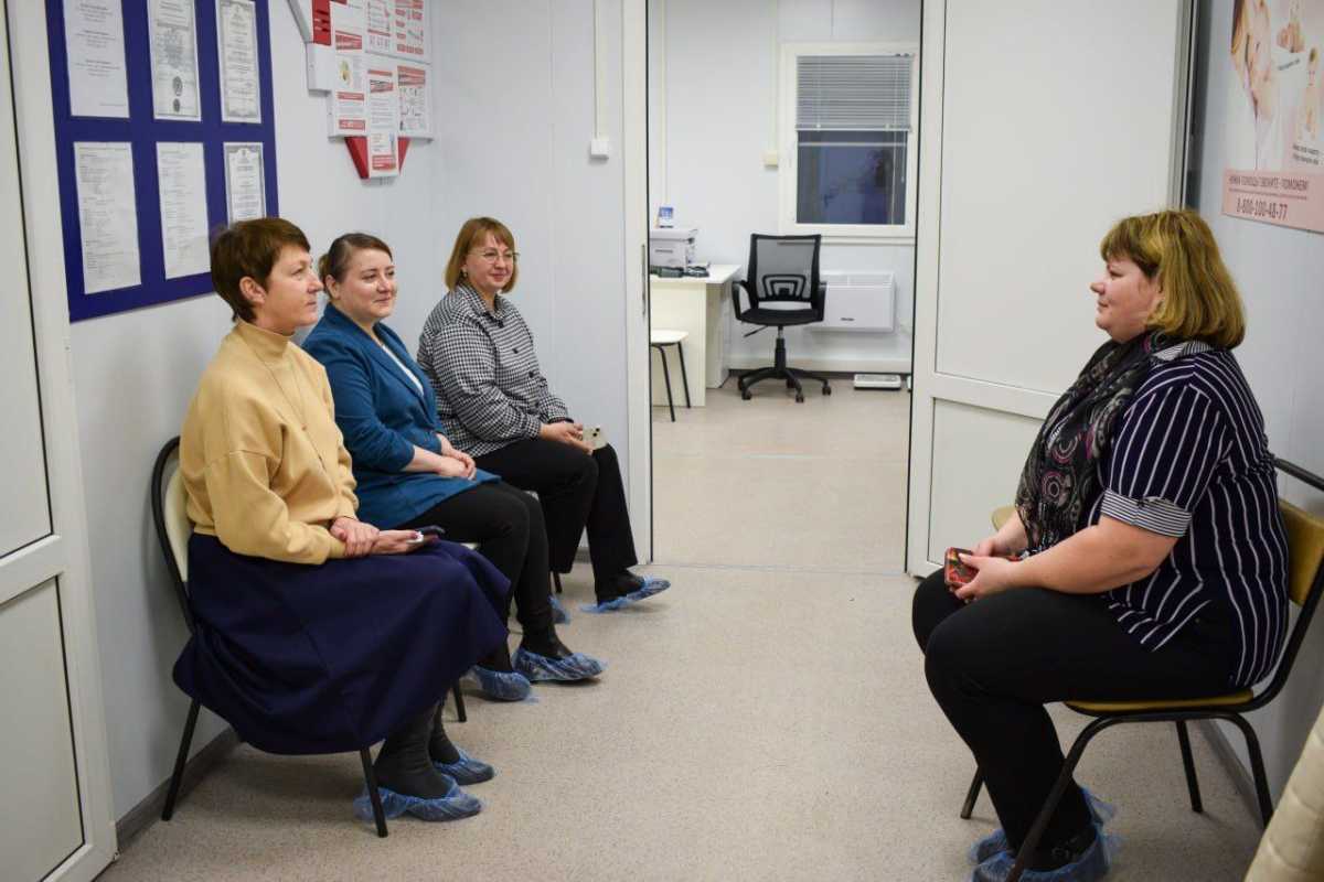 На открытие ФАПа пришли представители местной администрации, школы и активные жители деревни.