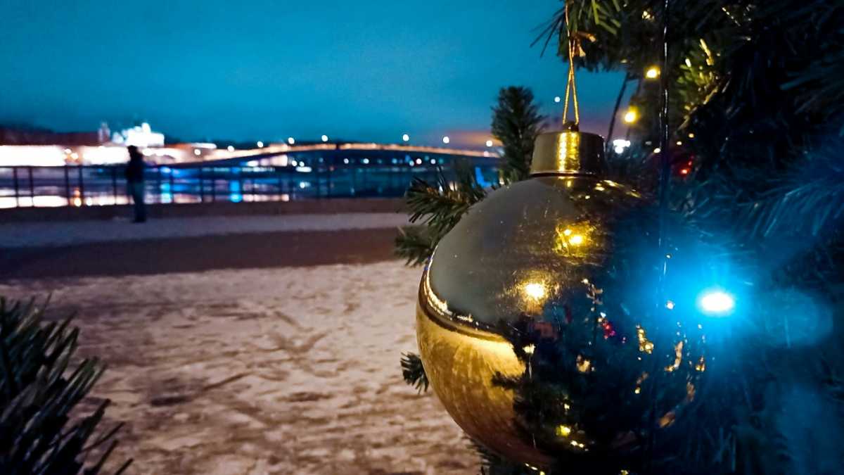 Огни на главной ёлке города на Софийской площади в Великом Новгороде зажгут 19 декабря.