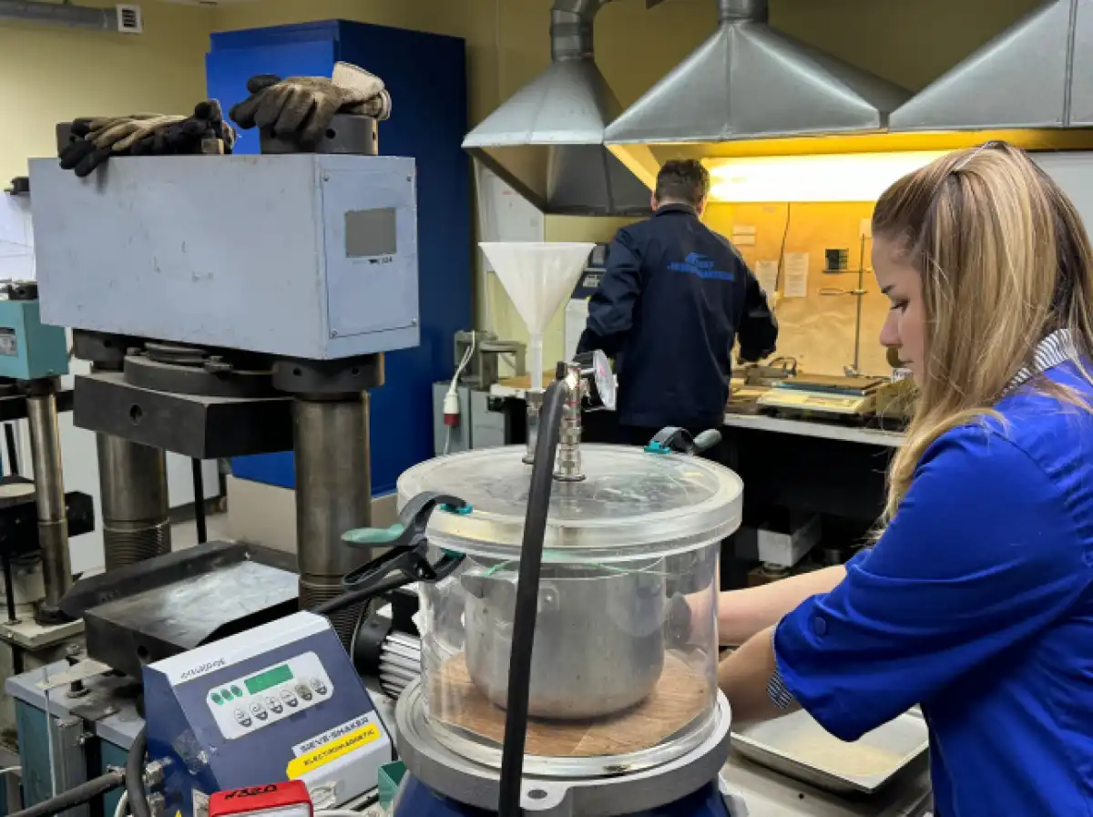 Выявленные в лаборатории недостатки асфальтобетонных смесей устраняли компании-подрядчики.