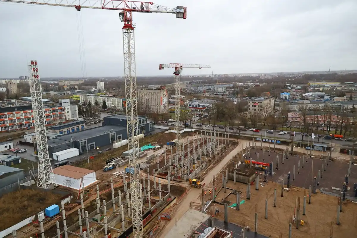 Строители смонтировали 165 колонн здания многофункционального комплекса кампуса из 187.