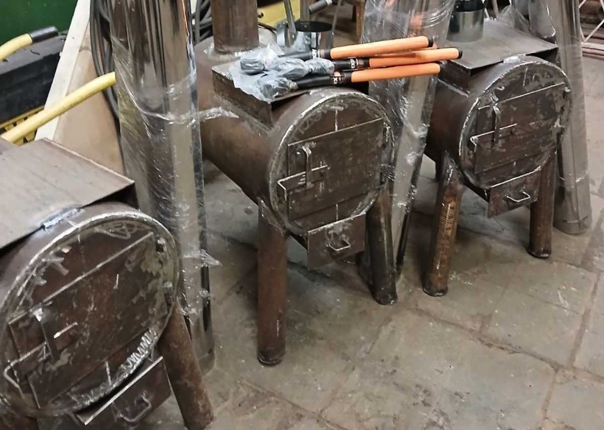 Работники теплоснабжения Старой Руссы изготавливают печи-буржуйки для бойцов СВО