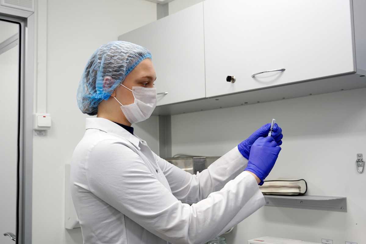 Прививка от гриппа – лучная профилактика болезни, а главное, опасных осложнений, среди которых: бронхит, отит, пневмония, возможные проблемы с сердечно-сосудистой системой и другие.