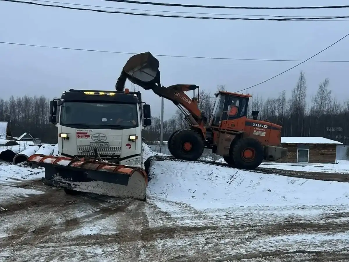 На дорогах работают комбинированные машины, тракторы, погрузчики и другая техника.