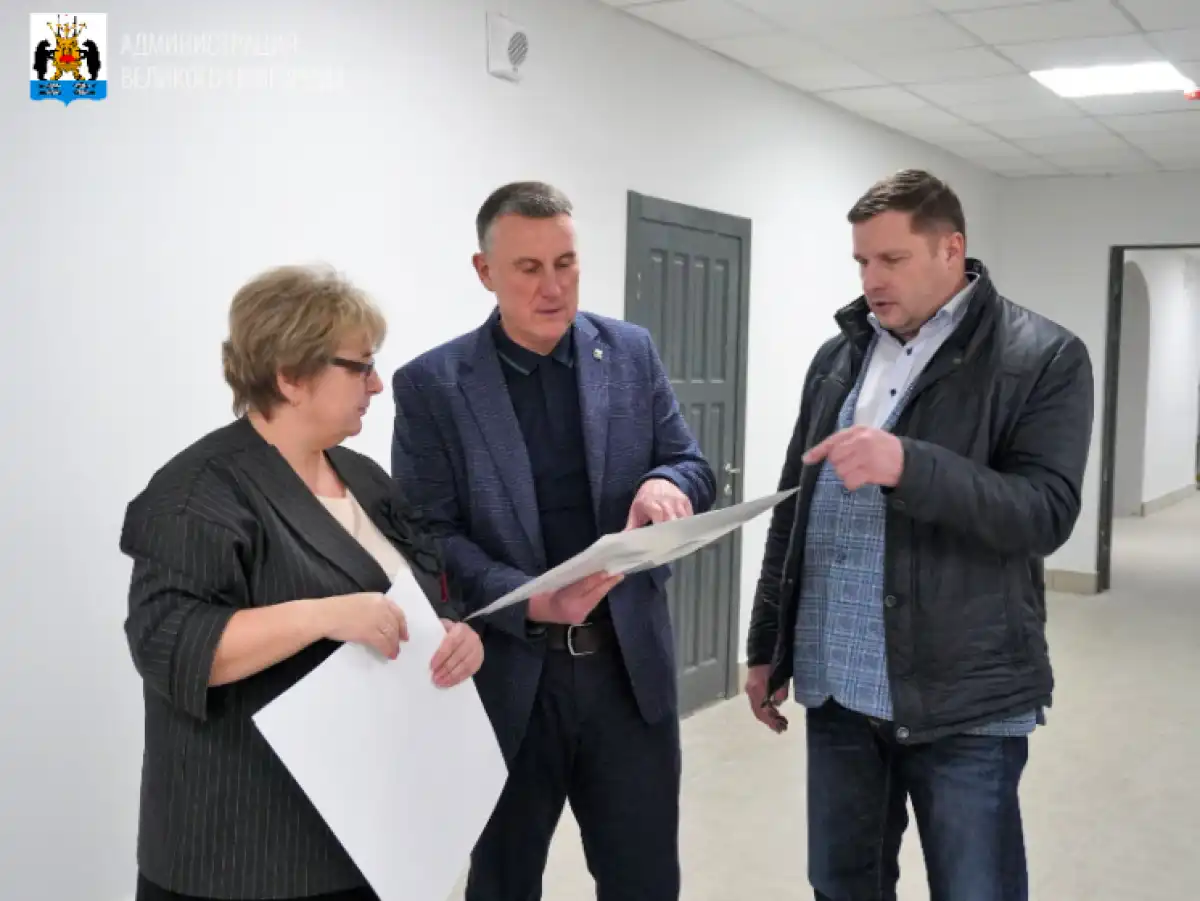 Сейчас подрядчик устраняет отдельные замечания по качеству работ в школе и ведёт уборку помещений.