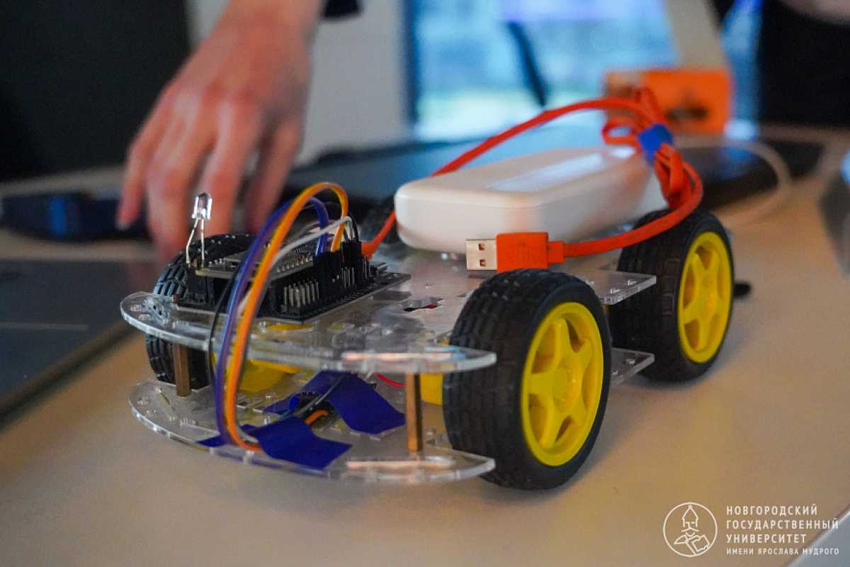 Принцип работы устройства основан на считывании ритмов человеческого мозга.