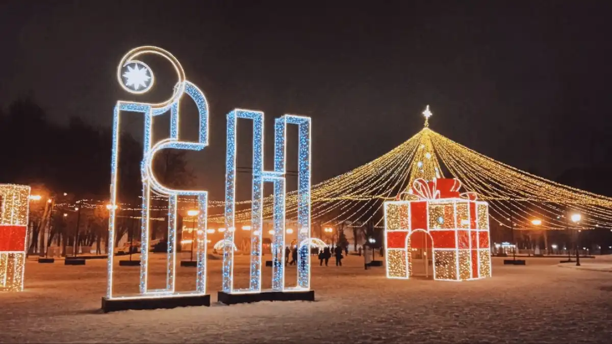 Начало церемонии зажжения огней на ёлке намечено на 19:00.