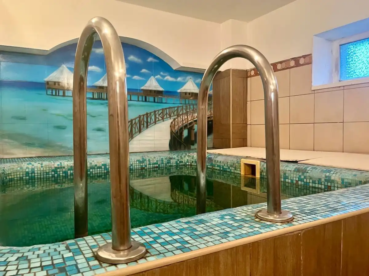 Качество воды в бассейнах ежемесячно проверяют сотрудники санэпидемслужбы.