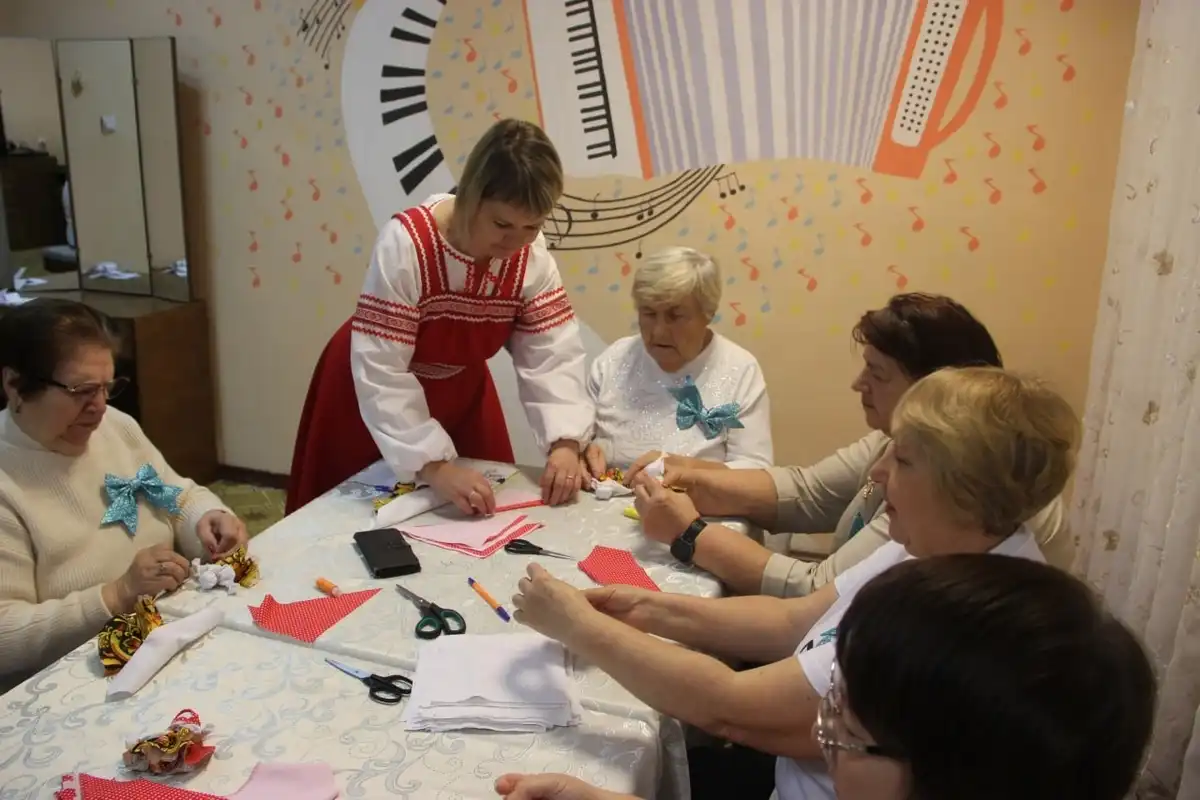 Пенсионеры угадывали мелодии, плели маскировочные сети и создавали обереги.