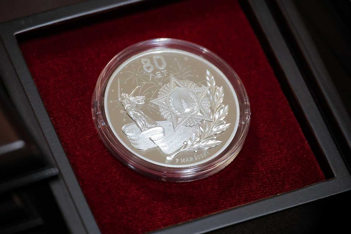 Юбилейные медали в торжественной обстановке вручили 2 799 ветеранам и инвалидам.