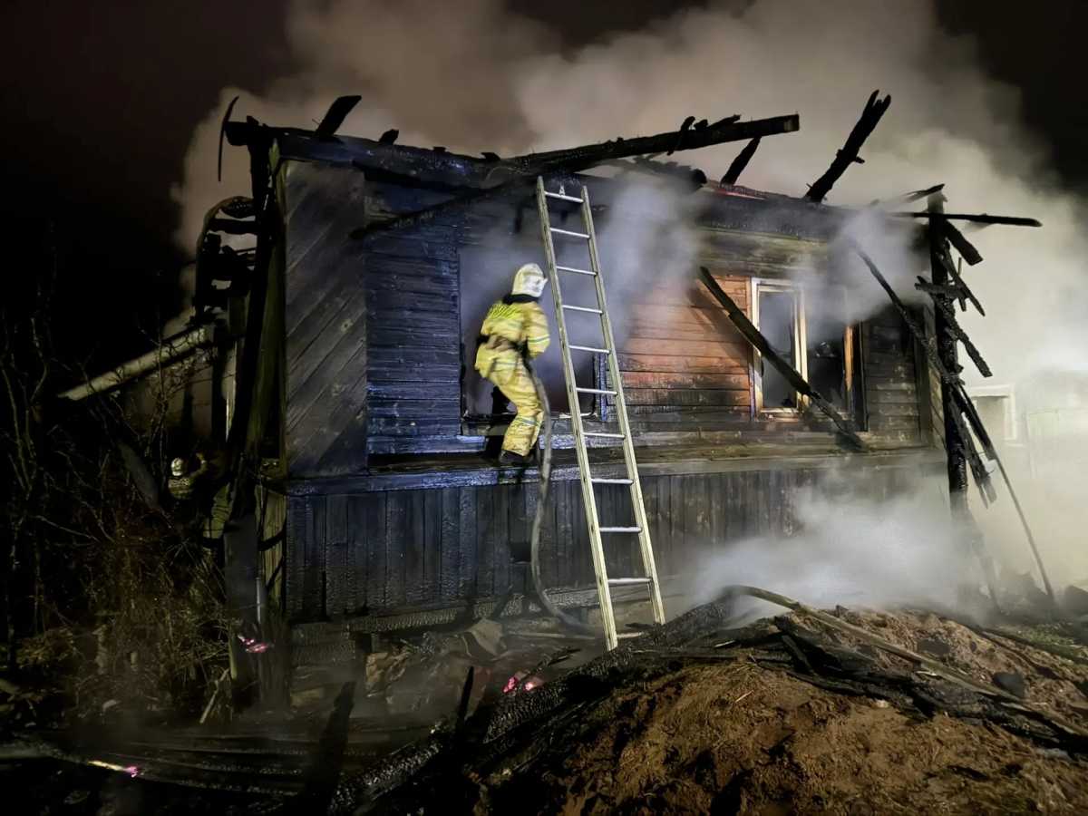 Звено газодымозащитной службы проникло в горящий дом через окно, чтобы спасти ребёнка.