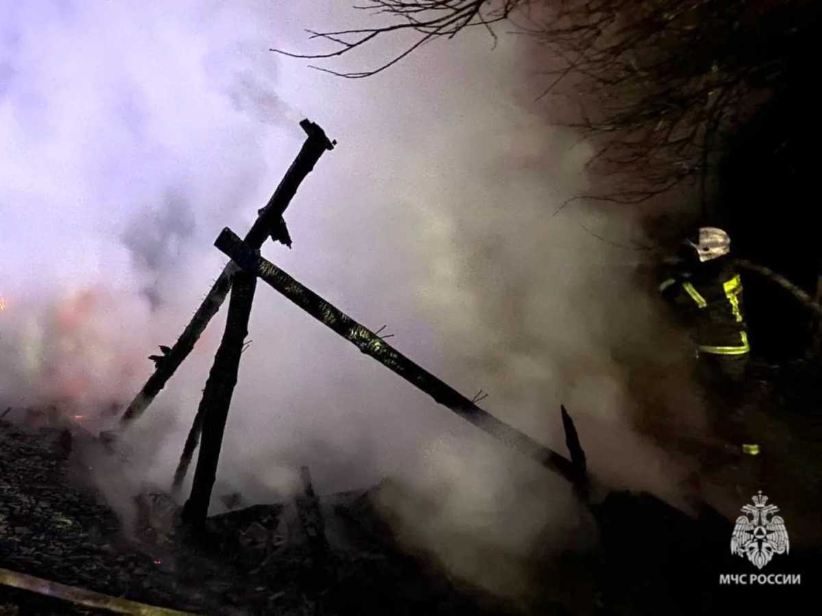 В селе Яжелбицы Валдайского округа горела баня.