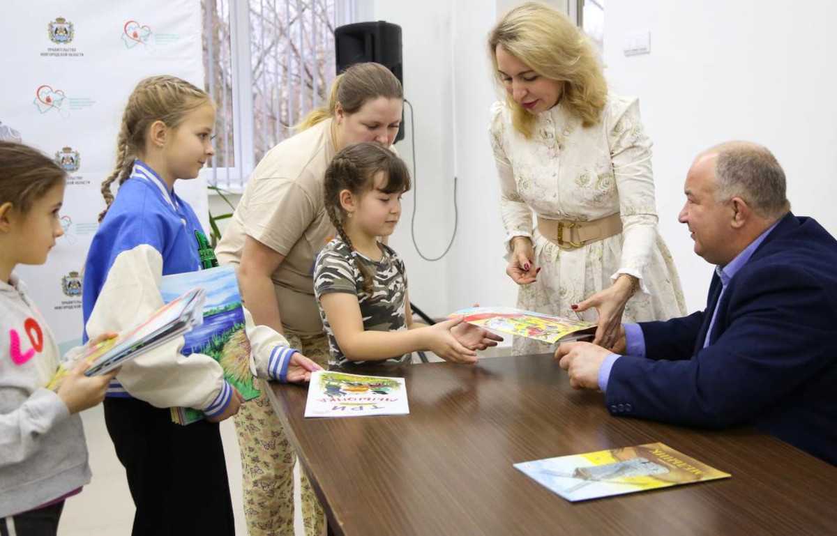 Юрий Сухонос - врач, поэт и детский писатель – встретился с юными новгородцами.