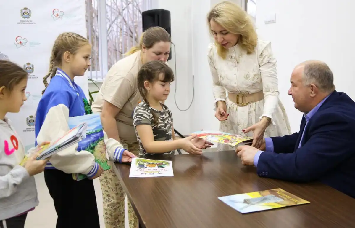 Юрий Сухонос - врач, поэт и детский писатель – встретился с юными новгородцами.