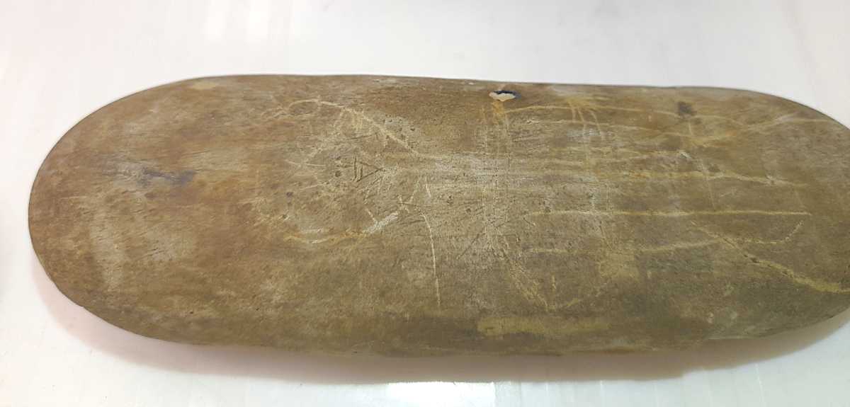 Нацарапать на камне фигуру человека вполне мог ребёнок.