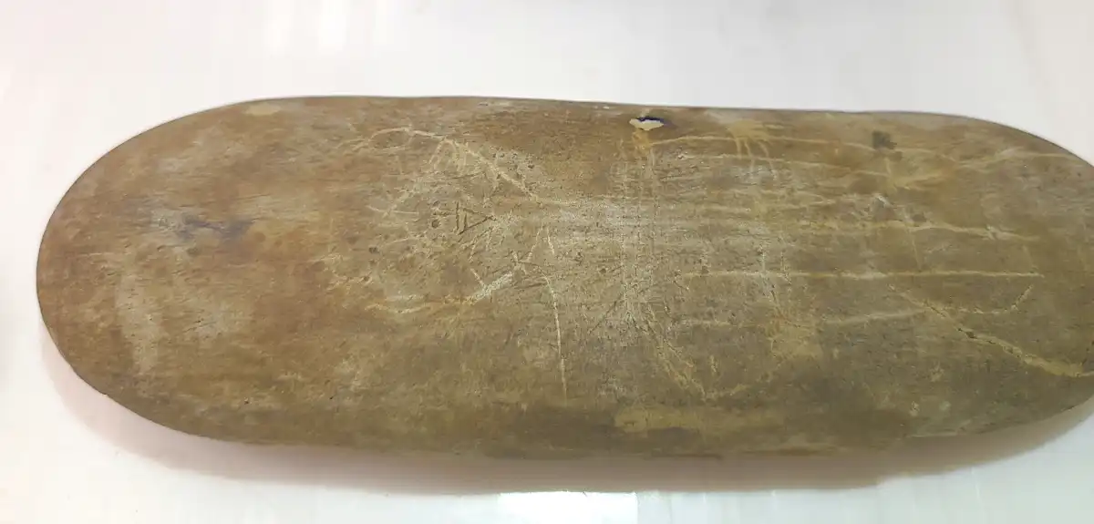 Нацарапать на камне фигуру человека вполне мог ребёнок.