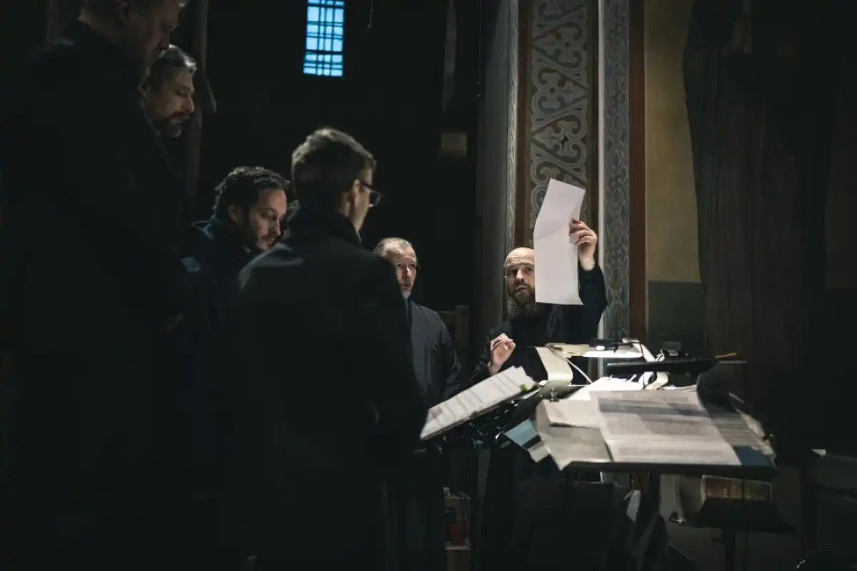 За богослужением пел мужской хоровой коллектив «Истоки» под управлением исследователя древнерусского певческого искусства Павла Мамаева.