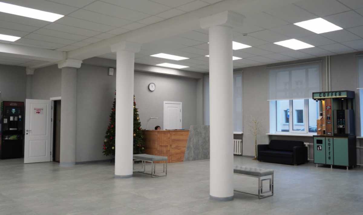 В ближайшее время в холле добавят мебель, украсят колонны афишами и установят шкаф для буккроссинга.