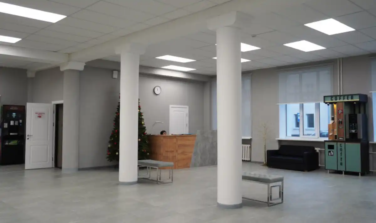 В ближайшее время в холле добавят мебель, украсят колонны афишами и установят шкаф для буккроссинга.