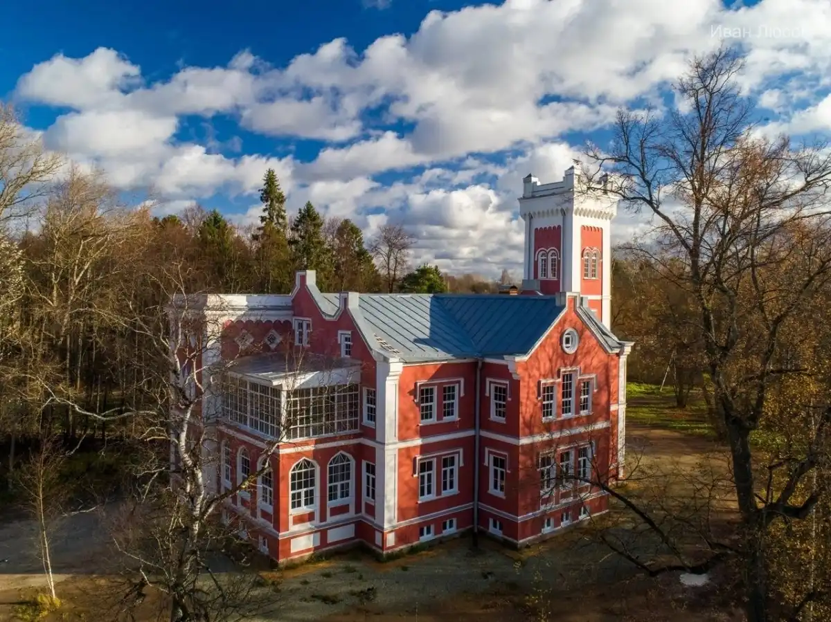 Восстановление усадьбы началось в 2017 году.