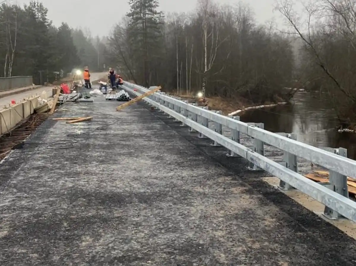 В ближайшее время по отремонтированной полосе откроют движение автотранспорта.