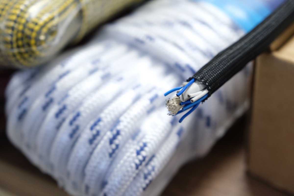 Недавно на предприятии открыли производство защитной кабельной оплетки, которая используется в радиоэлектронной промышленности.