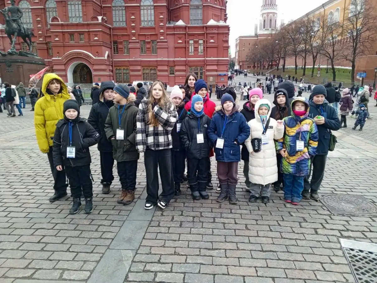 Помимо спектакля, участники совершили обзорную экскурсию по главным достопримечательностям столицы, включая Красную площадь.