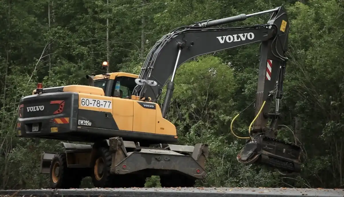 Самым протяжённым участком работ по очистке полосы отвода станет автодорога Демянск – Старая Русса – Сольцы.