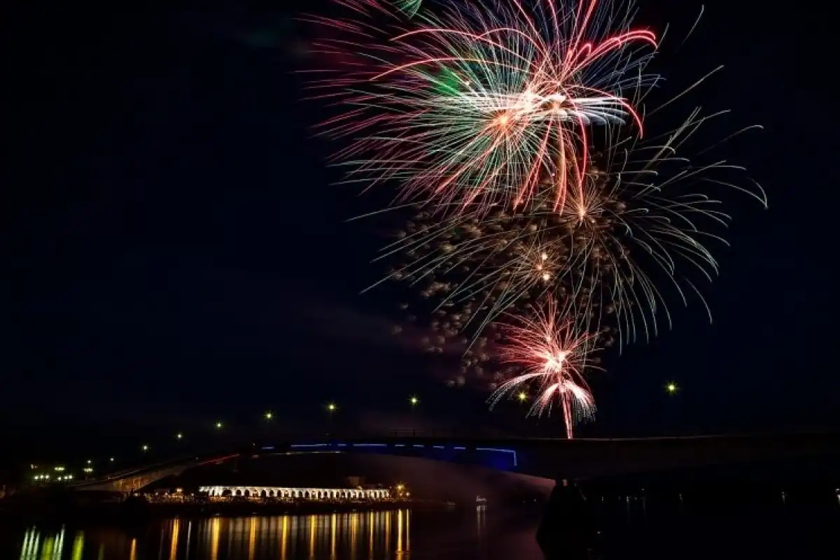 Запрещено использовать пиротехнические изделия на кровлях, балконах, лоджиях и выступающих частях фасадов зданий и сооружений.